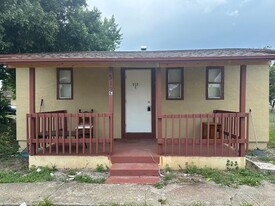 512 N 27th St in Fort Pierce, FL - Building Photo