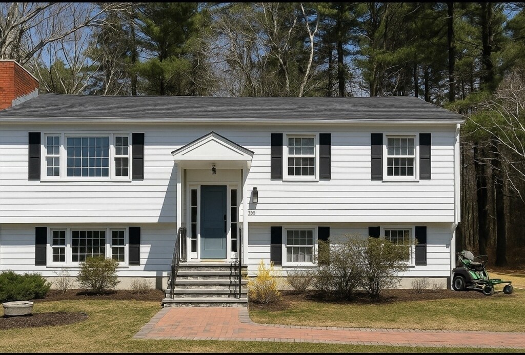 237 Carlisle Rd in Bedford, MA - Building Photo