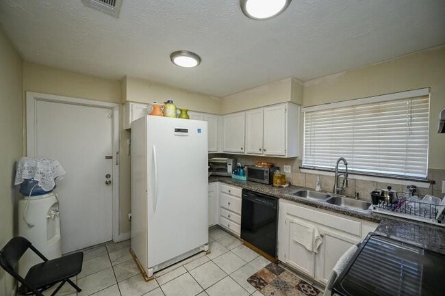 14306 Southline Rd in Sugar Land, TX - Building Photo - Building Photo