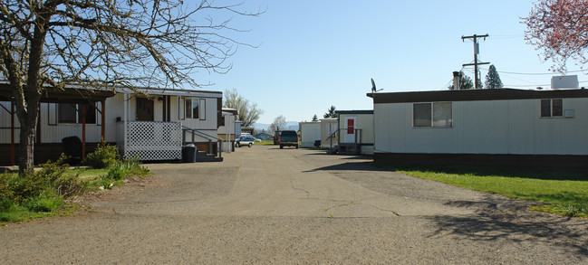 Sutherlin Estates Mobile Home Community in Sutherlin, OR - Foto de edificio - Building Photo