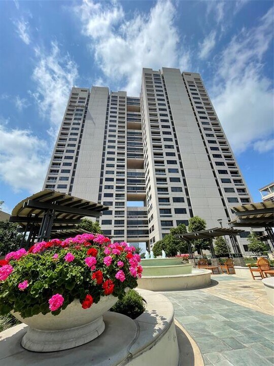 1111 Hermann Dr in Houston, TX - Building Photo