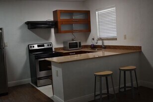 1975 NE 135th St in North Miami, FL - Building Photo