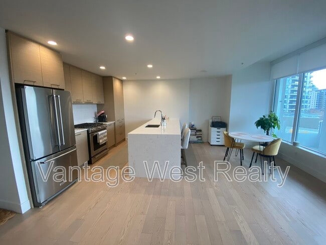 1181-1181 Sunset Dr in Kelowna, BC - Building Photo - Building Photo