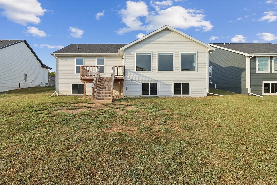 520 Meadows Ct in Polk City, IA - Building Photo