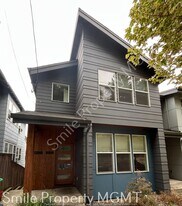 2422 SE Morrison St in Portland, OR - Building Photo