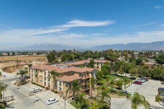 Poplar Street Apartments in Loma Linda, CA - Foto de edificio - Building Photo