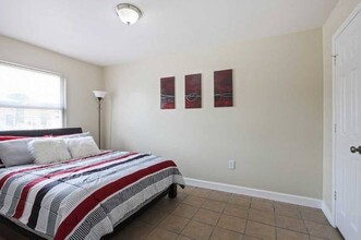 3300 Garden Oaks Dr in New Orleans, LA - Foto de edificio - Building Photo