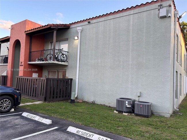 10802 N Kendall Dr in Miami, FL - Building Photo - Building Photo