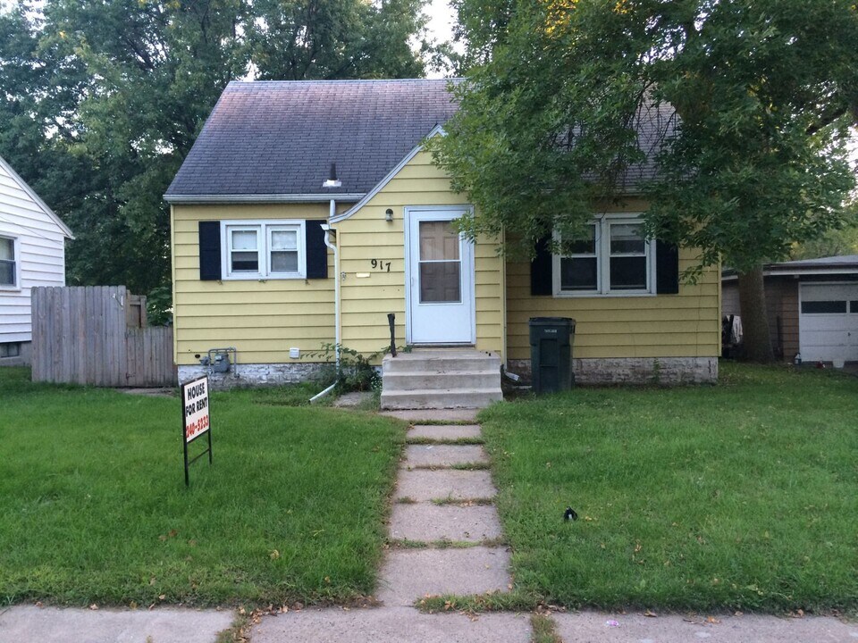 917 Kern St in Waterloo, IA - Building Photo