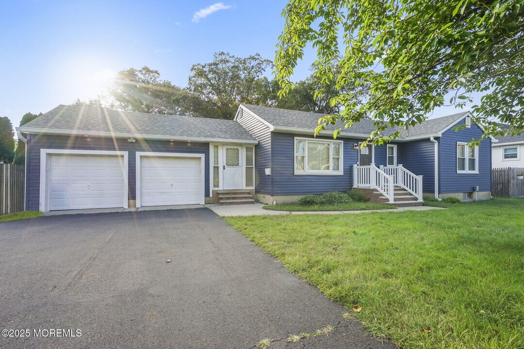 94 Dickinson Ave in Toms River, NJ - Building Photo