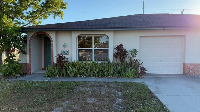 2823 SW Santa Barbara Pl in Cape Coral, FL - Building Photo - Building Photo