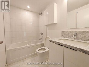 230 Simcoe St in Toronto, ON - Building Photo - Building Photo