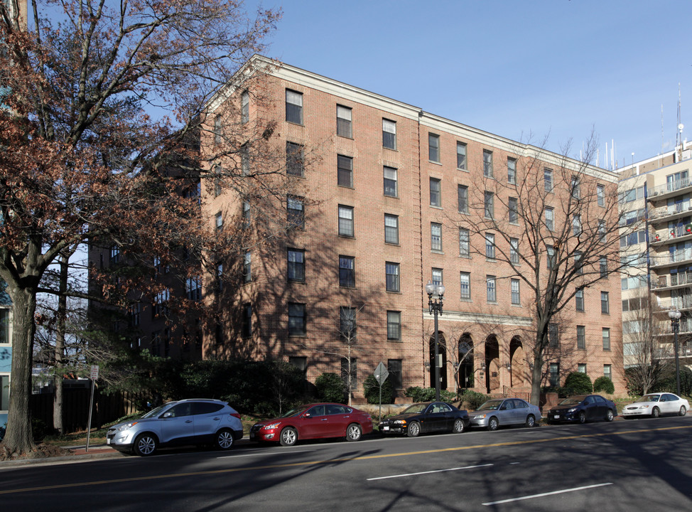 2828 Wisconsin Ave NW in Washington, DC - Foto de edificio