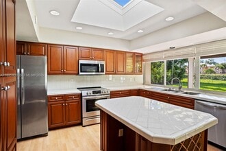 8340 SW 83rd St in Miami, FL - Foto de edificio - Building Photo