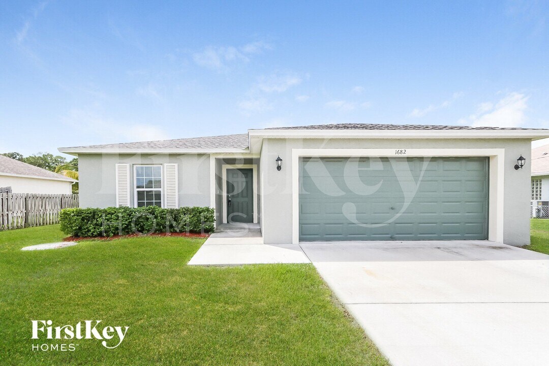 1682 SW Crawford Ave in Port St. Lucie, FL - Building Photo