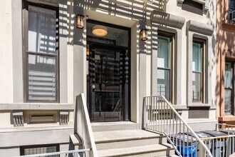 337 E 77th St in New York, NY - Foto de edificio - Building Photo