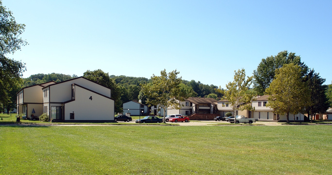 Oakwood Village in Parkersburg, WV - Building Photo