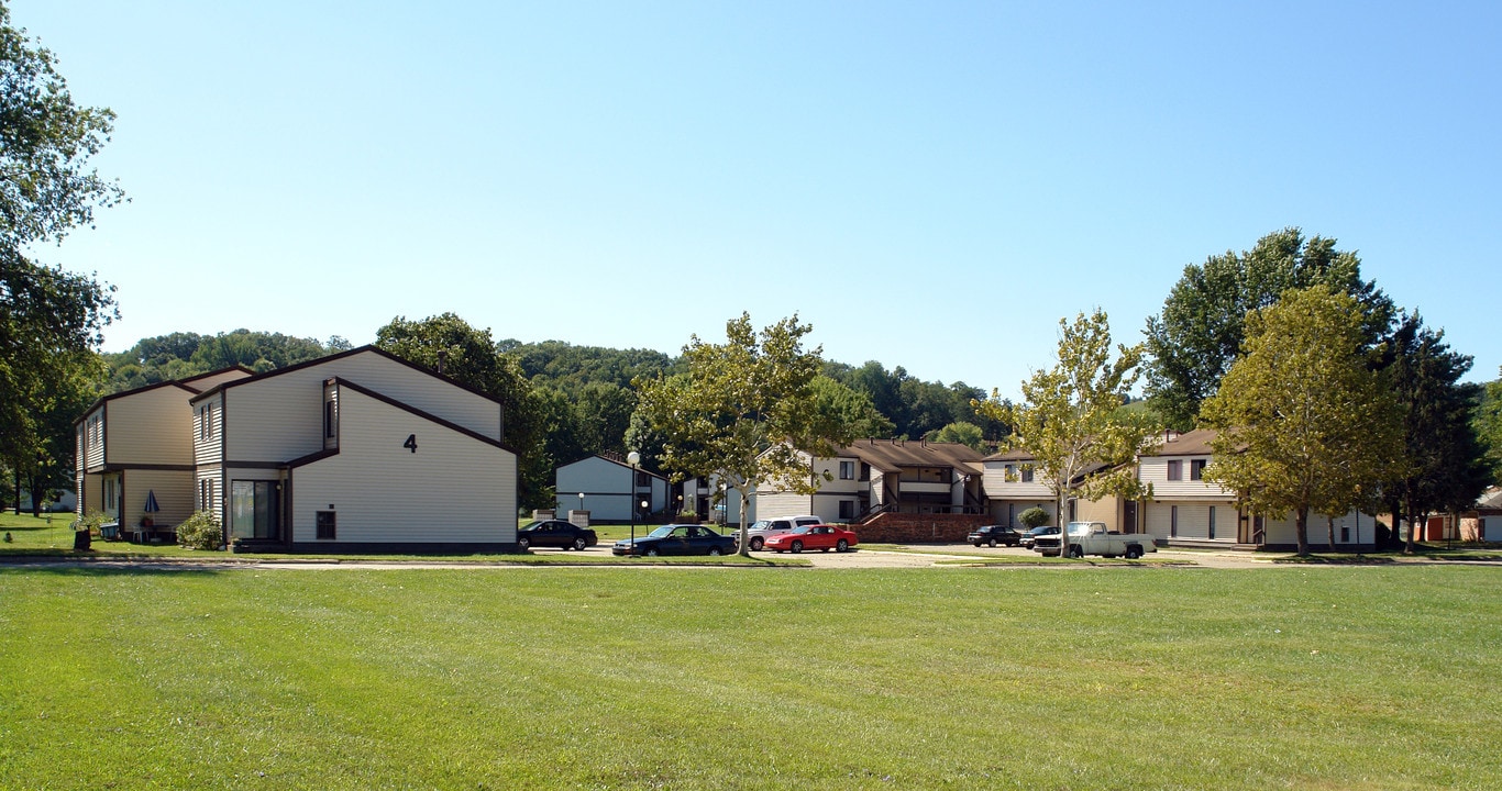 Oakwood Village in Parkersburg, WV - Foto de edificio