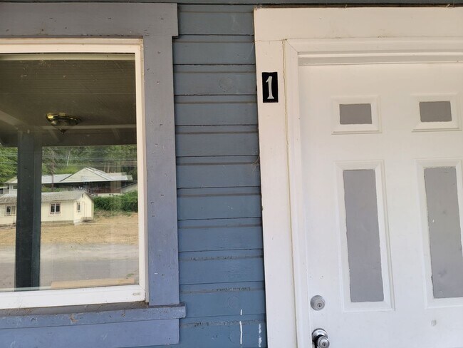 76471 Hazel St in Oakridge, OR - Building Photo - Building Photo