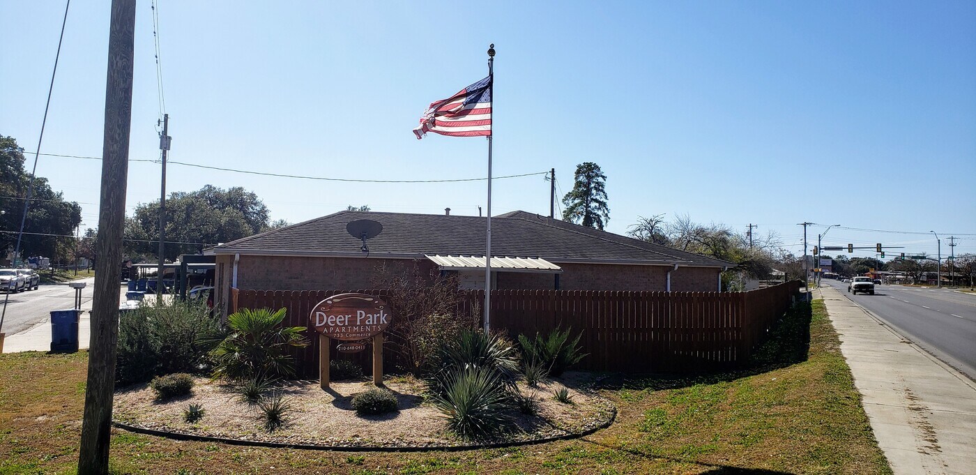 1411 5th St in Pleasanton, TX - Building Photo