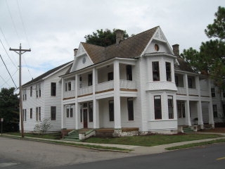 400 E Church St in Elizabeth City, NC - Foto de edificio