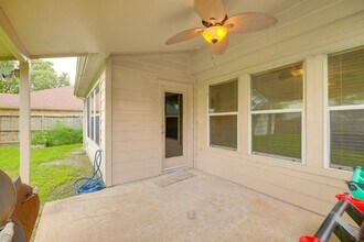 8019 Berkely Ct in Baytown, TX - Foto de edificio - Building Photo