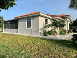 2301 Goya Dr in Nokomis, FL - Foto de edificio - Building Photo