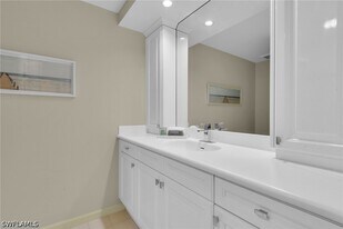 9811 Gulf Shore Dr in Naples, FL - Building Photo