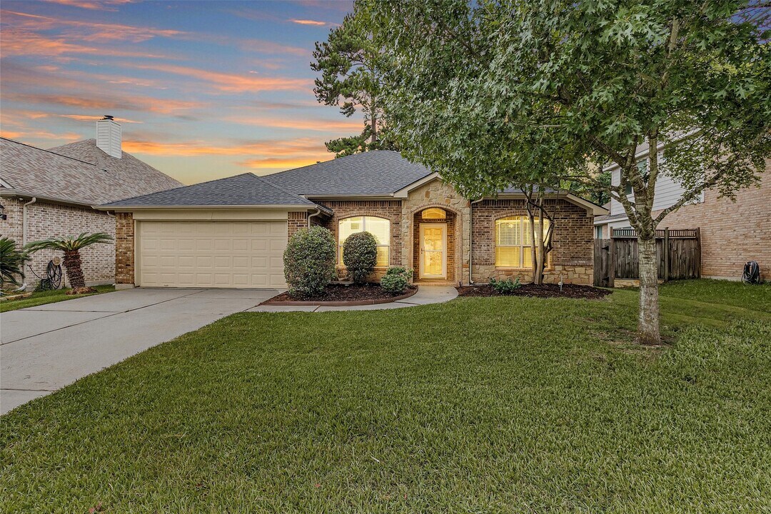 12822 Lakeshore Dr in Montgomery, TX - Building Photo