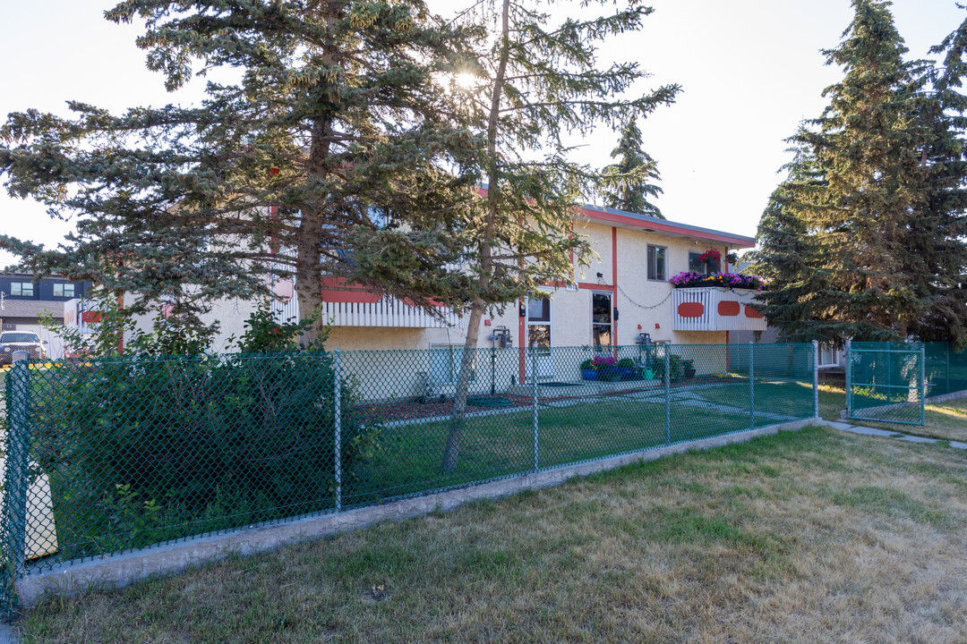 4612 73 St NW in Calgary, AB - Building Photo