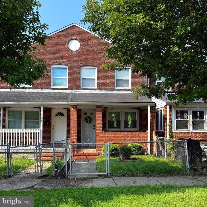 402 Avondale Rd in Dundalk, MD - Building Photo