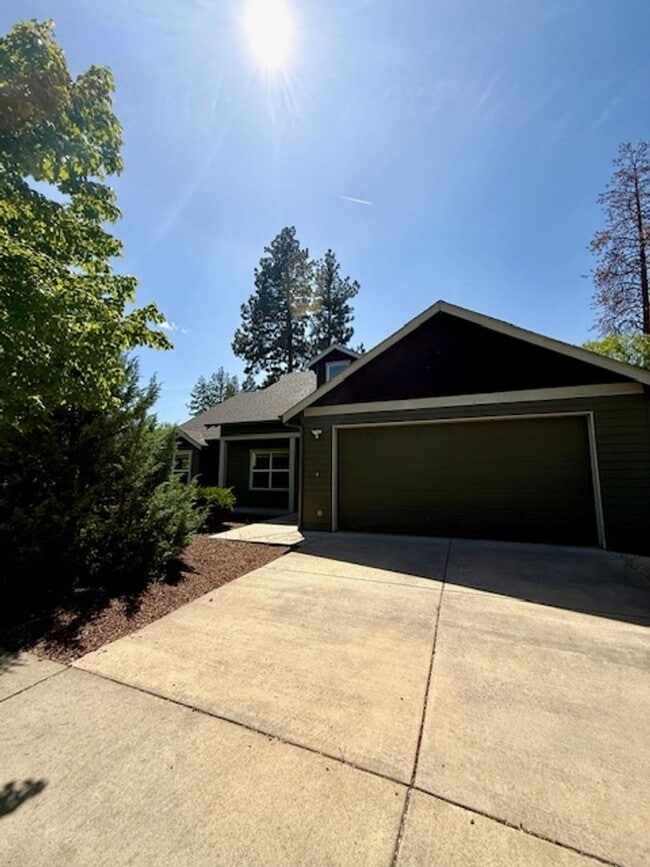 property at 885 SW Silver Lake Blvd