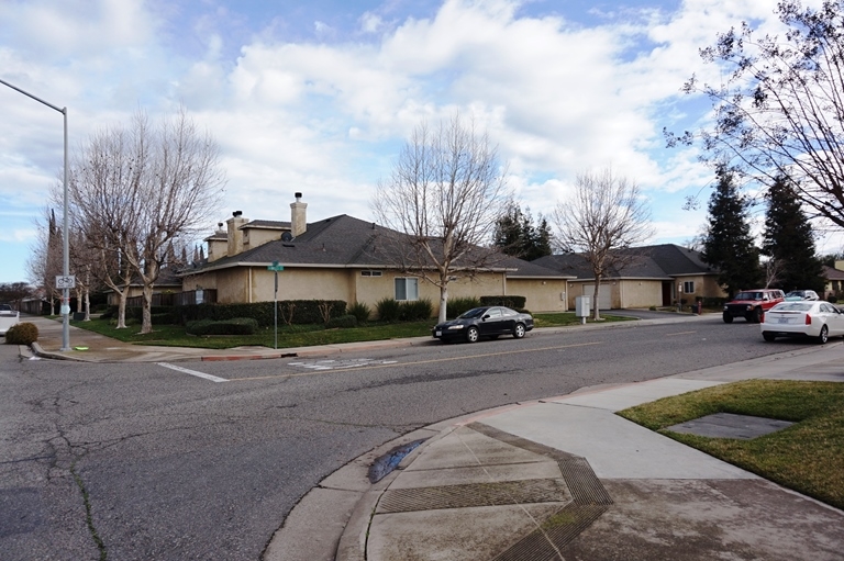 245 Arboles Way in Oakdale, CA - Building Photo