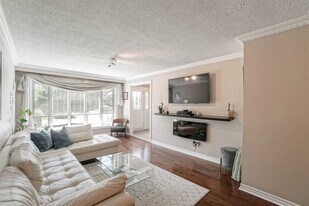 353 Montego Rd in Mississauga, ON - Building Photo