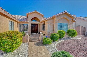 6317 W Canyon Ridge Dr in Las Vegas, NV - Building Photo - Building Photo