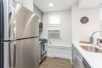 8017R Winston Rd in Philadelphia, PA - Building Photo - Building Photo