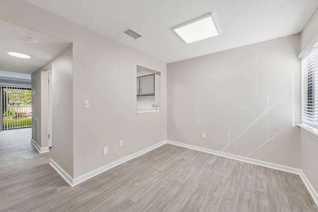 Pinewood Station Apartments and Townhomes in Hillsborough, NC - Foto de edificio - Building Photo