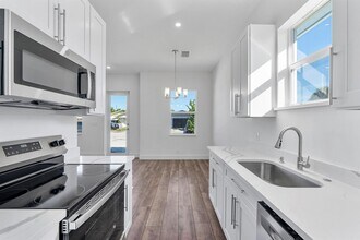 1573 W 16th St in West Palm Beach, FL - Foto de edificio - Building Photo