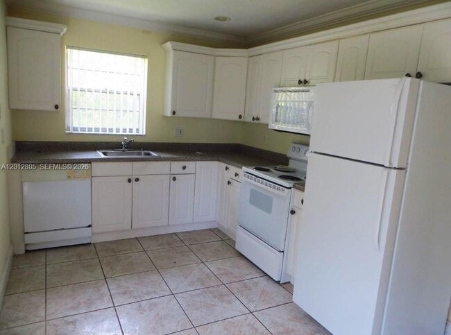 3700 Riverside Dr in Coral Springs, FL - Building Photo - Building Photo