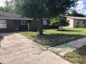 41 Queens Ct in Frostproof, FL - Building Photo