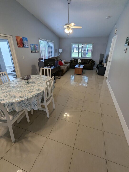 6705 S Parkway Dr in Margate, FL - Building Photo