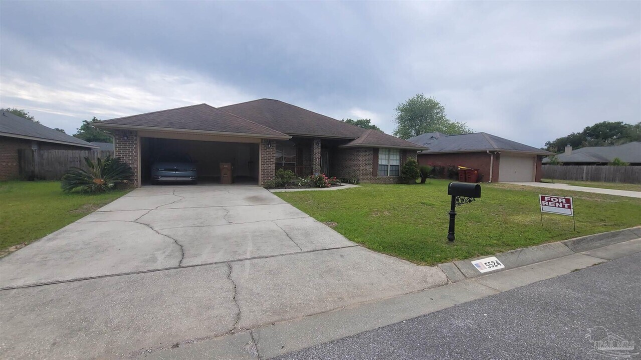 5524 Tucker Circle in Pace, FL - Building Photo