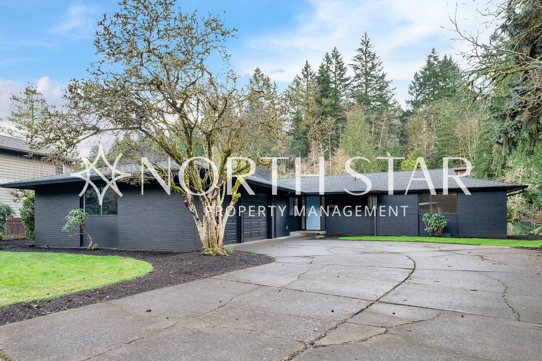 17935 Cardinal Dr in Lake Oswego, OR - Building Photo