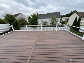 33 Constitution Way in South River, NJ - Foto de edificio - Building Photo