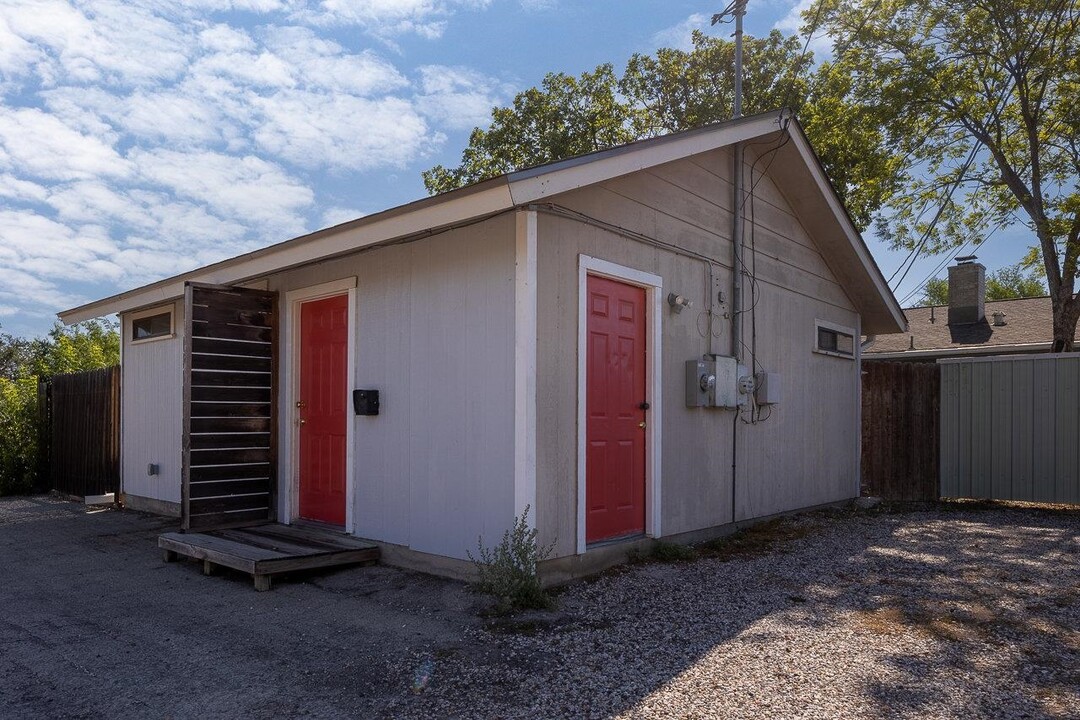 214 Miller Dr in Del Rio, TX - Foto de edificio