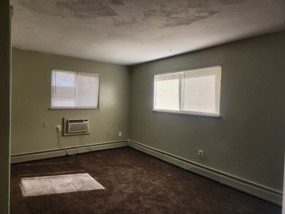1951 Clinton St in Aurora, CO - Building Photo