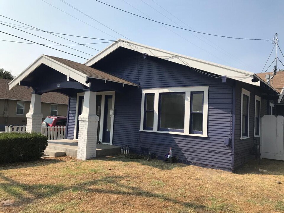 329 S Veach Ave in Manteca, CA - Building Photo