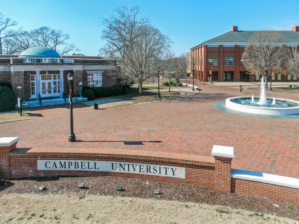 University Park at Campbell University in Lillington, NC - Foto de edificio