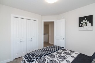 74 Larry Vickar Dr E in Winnipeg, MB - Building Photo - Building Photo