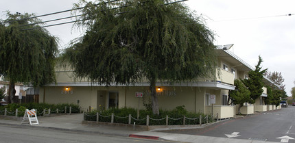 Newport Apartments in San Leandro, CA - Foto de edificio - Building Photo